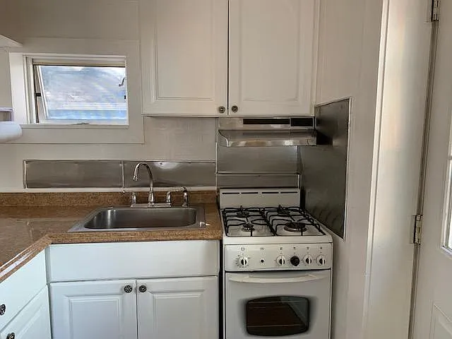 920 Malcolm St — Photo 3