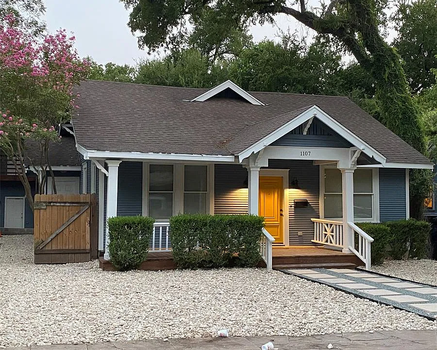 1107 W 22nd 1/2 St