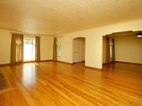 4th image of 1005 N Poplar Ave