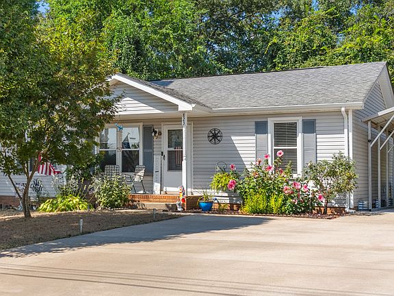 3rd image of 823 Princeton Cir