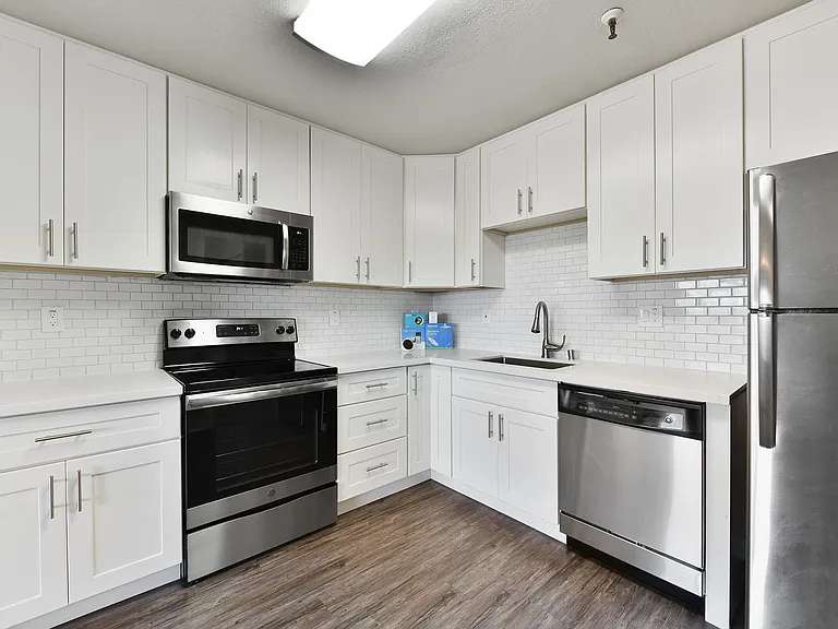 2465 Shoreline Dr — Photo 2