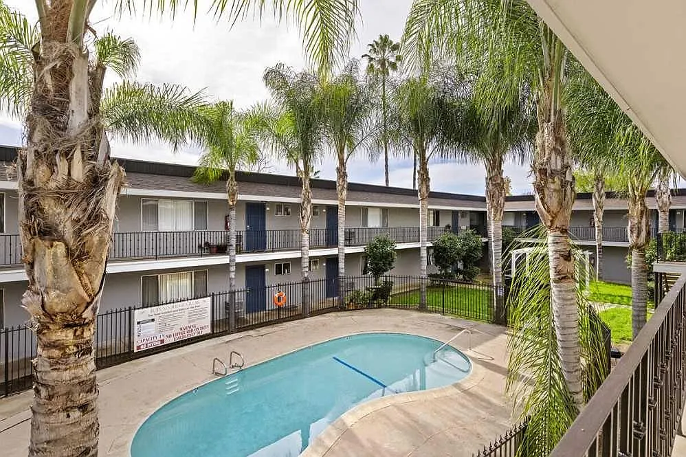 Terre at 1019 Peach — Photo 1