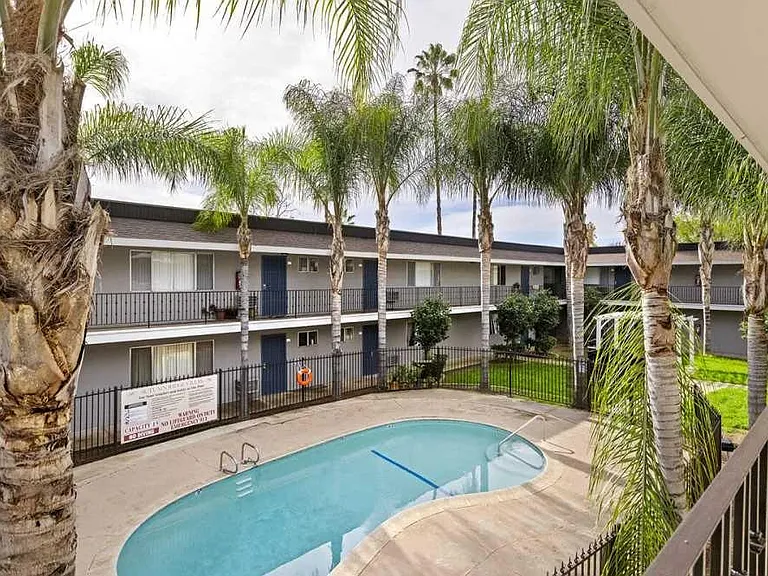 Terre at 1019 Peach — Photo 1