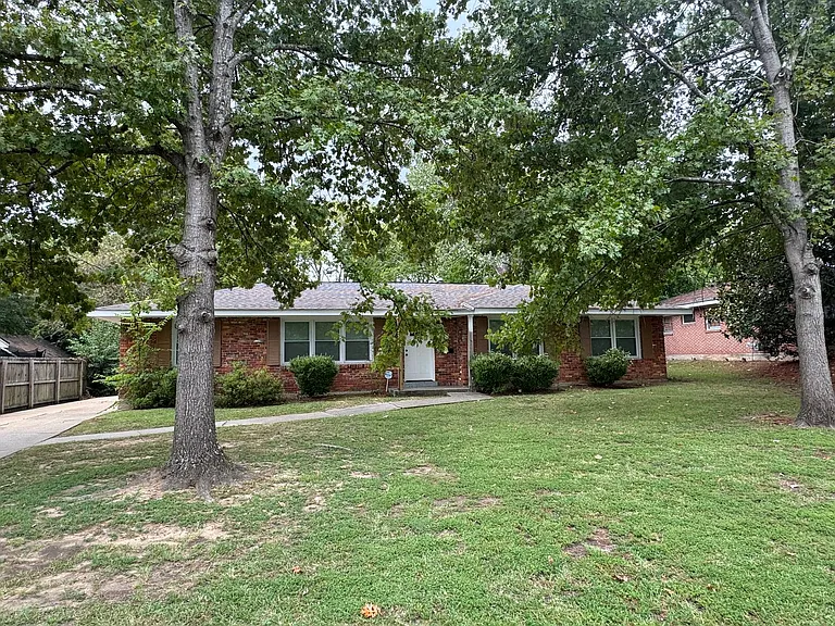 2434 Oxford Dr — Photo 2