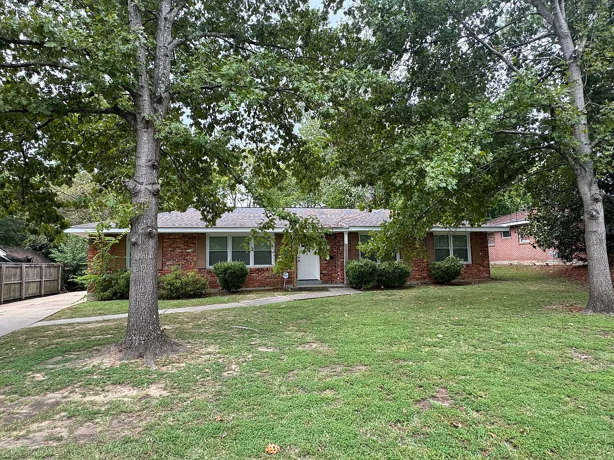 Building Photo - 2434 Oxford Dr