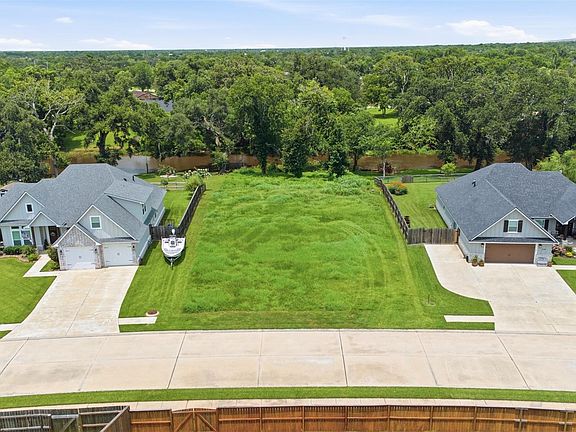 3rd image of 208 Creekside Ln