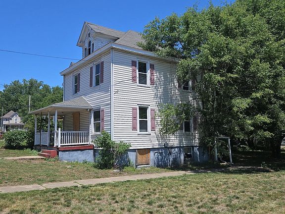 2nd image of 522 6th St SE