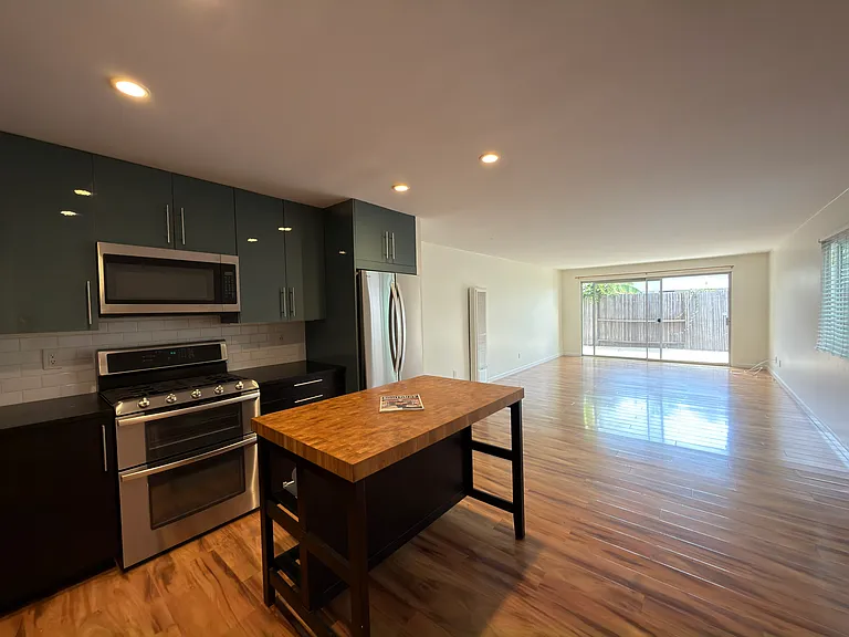 648 8th St — Photo 3