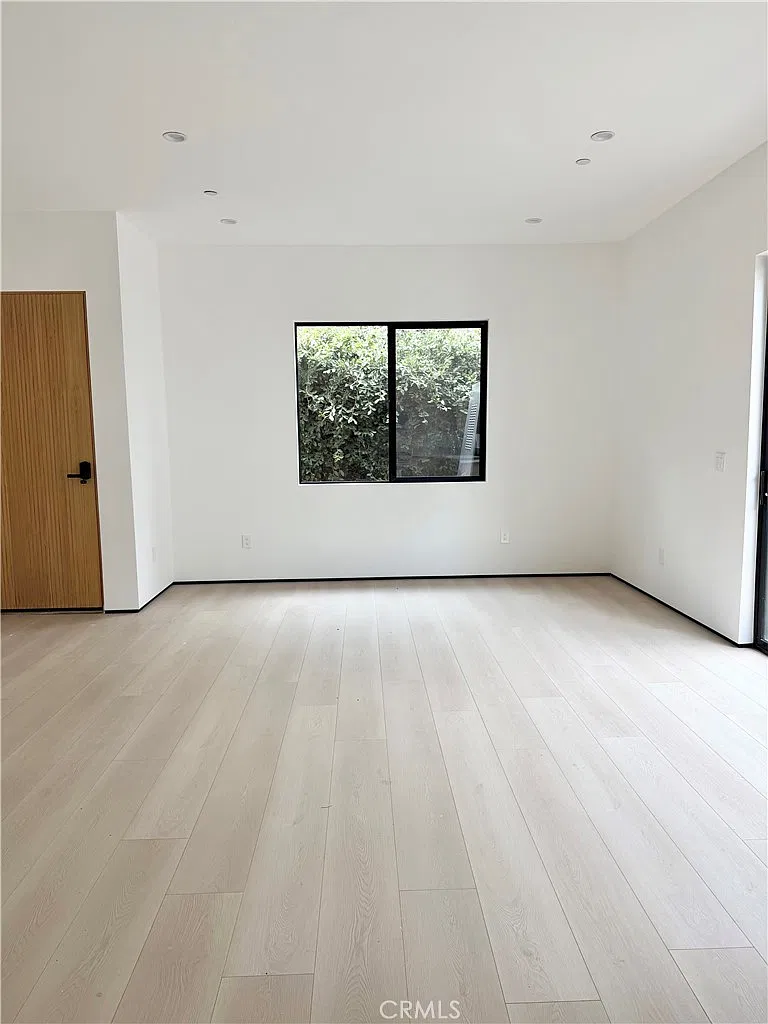 3 bed, 1350 sqft, $5,250 — Photo 4