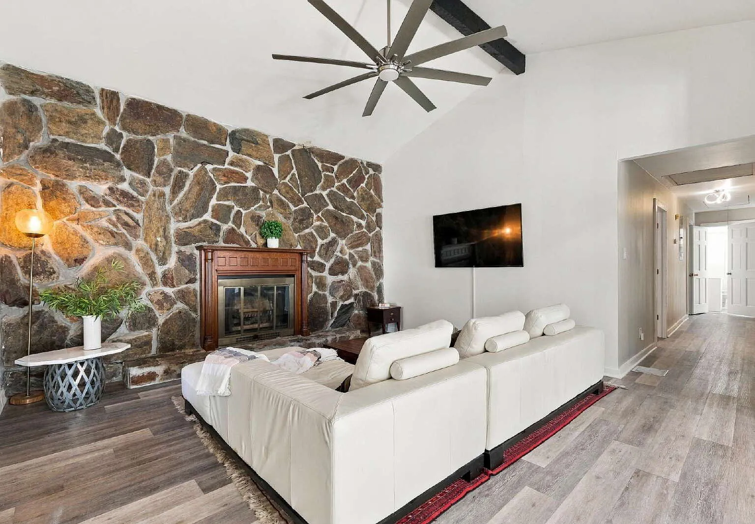 1 bed, 1.0 bath, $1,100 — Photo 3