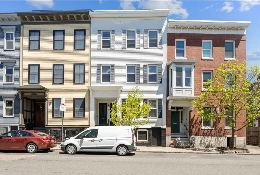 83 High St #3