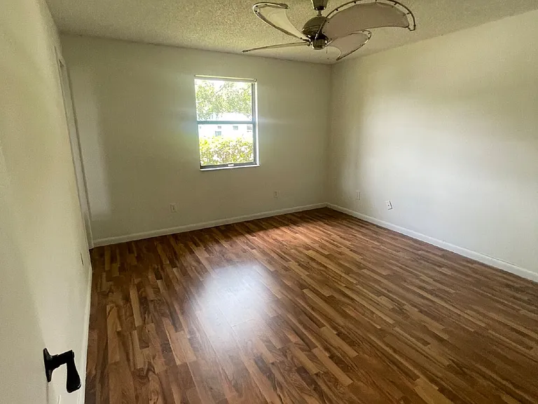 107 Montana Ave — Photo 17