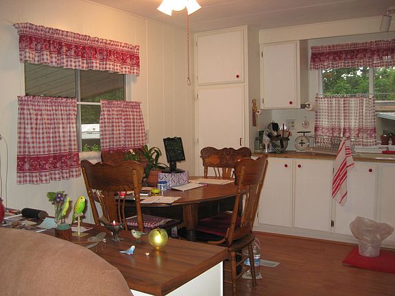 Dining area, seats 6
