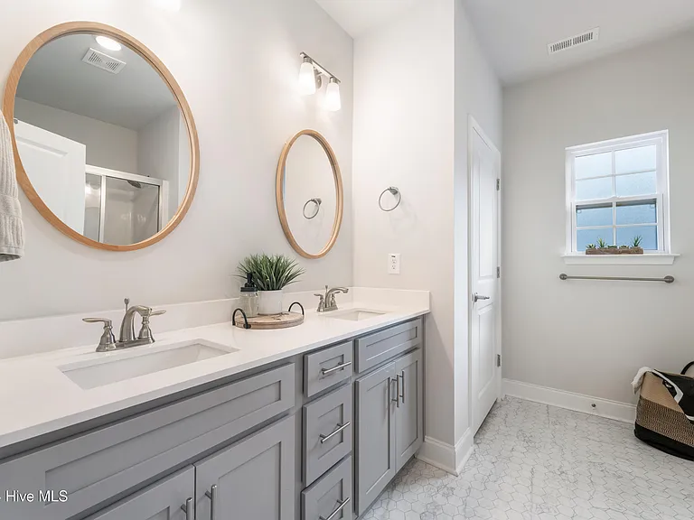 1003 Manhatten Ct — Photo 12