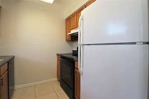2nd image of 215 Dorchester Sq
