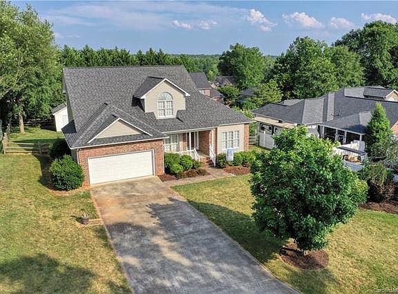2nd image of 2907 Greenmont Cir