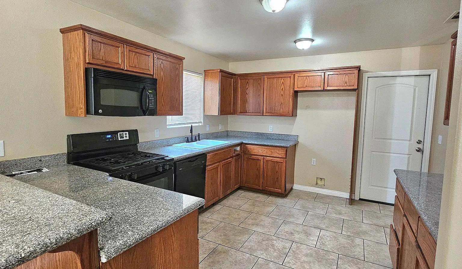 Spacious Single-Story Home with Central AC/Heat and Huge Backyard — Photo 4
