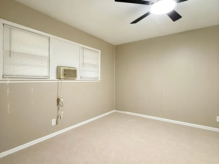3200 Avenue R — Photo 11