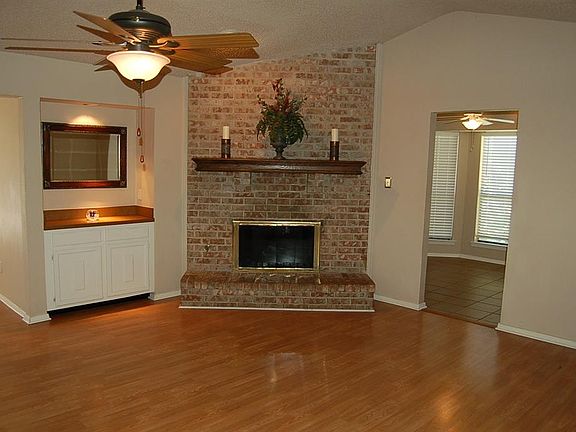 3rd image of 4905 Cliffwood Dr
