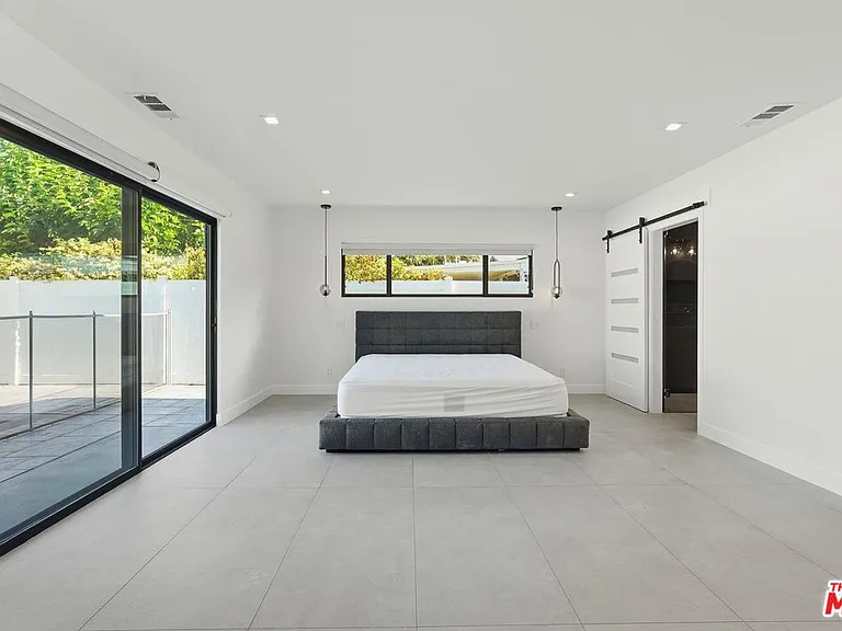 5735 Saloma Ave — Photo 36