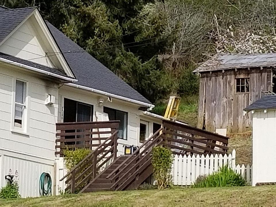 Entrance to side of front residence