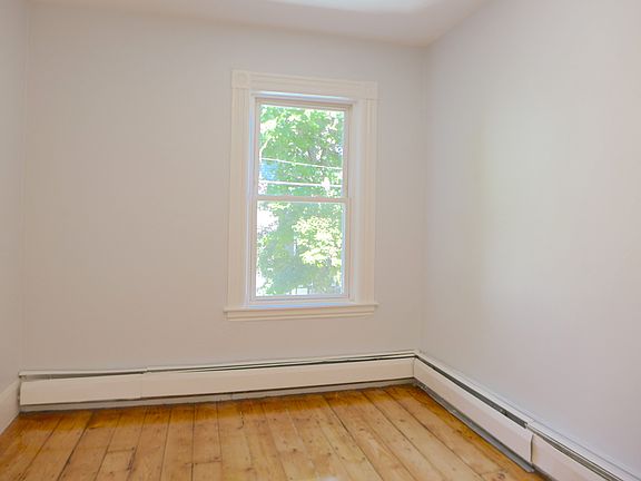 5th image of 110 Woodstock St