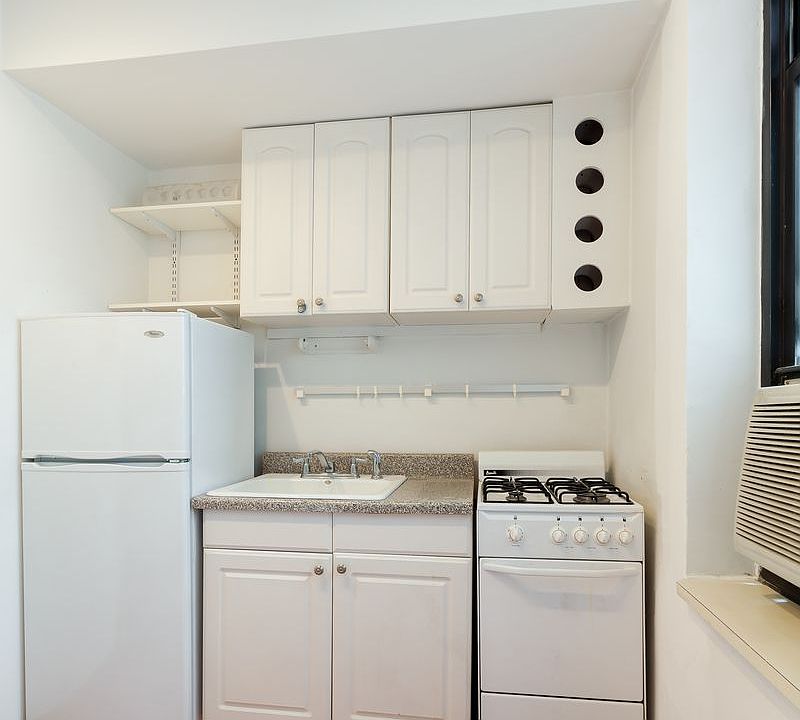 2nd image of 70 Clark St APT 3D
