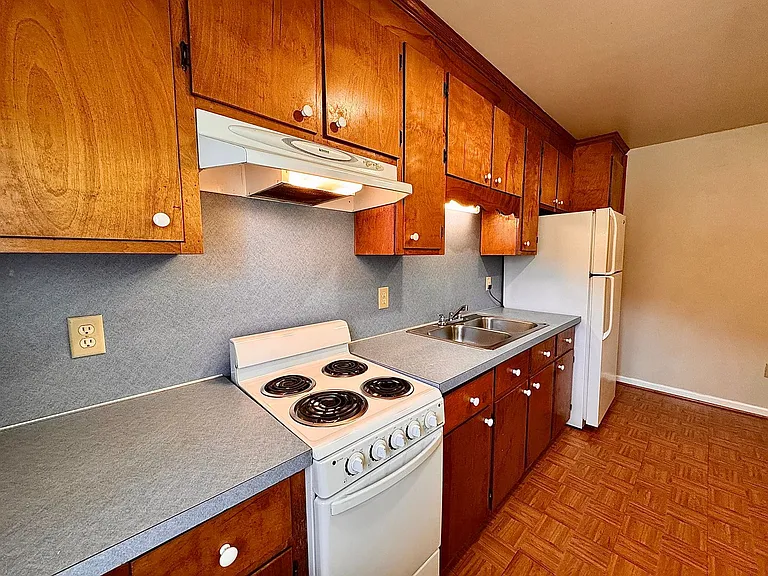 124 E Ferrell St — Photo 3
