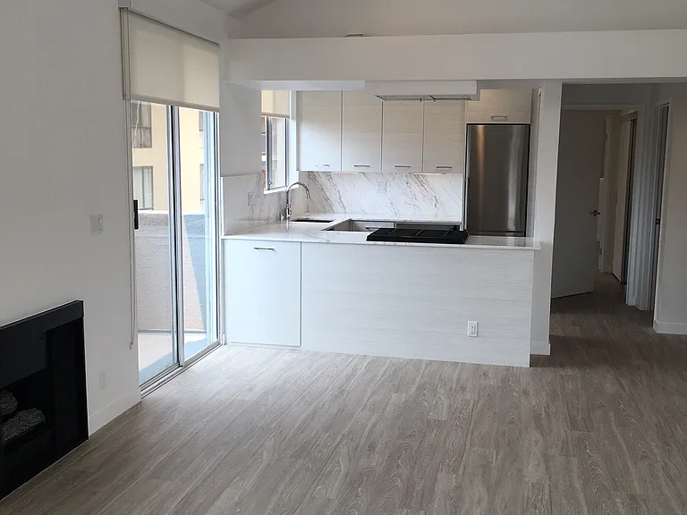 8600 Burton — Photo 32