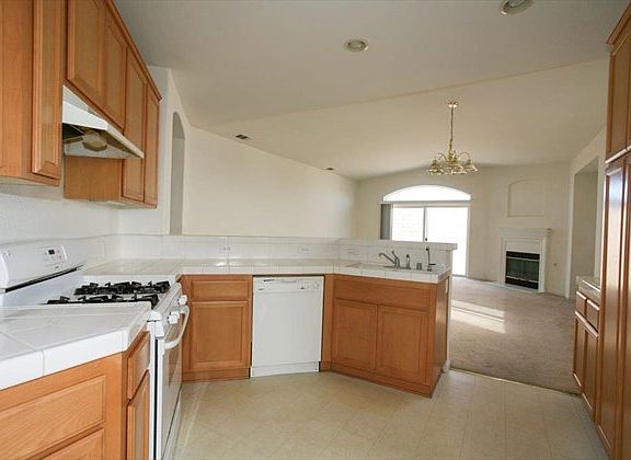 5th image of 915 W Menusa Ct