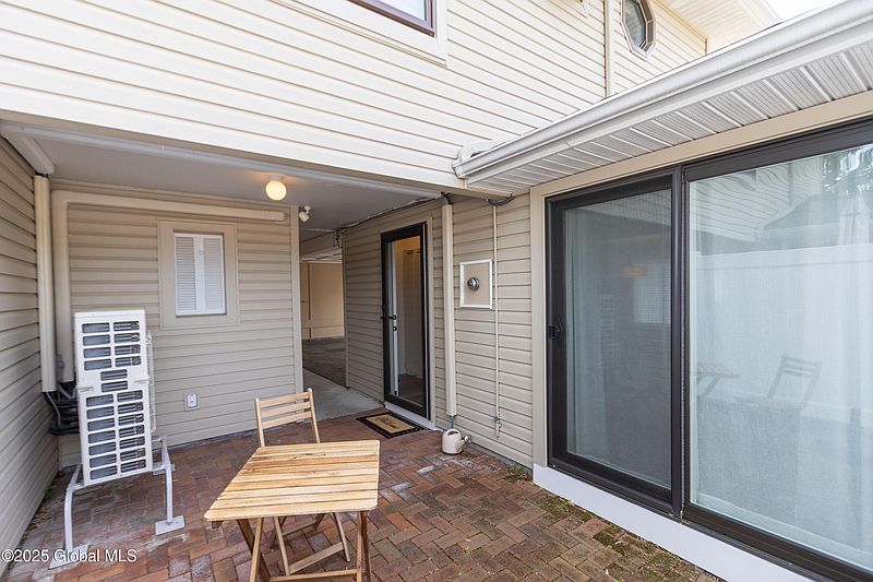 3rd image of 51 Yorkshire Drive