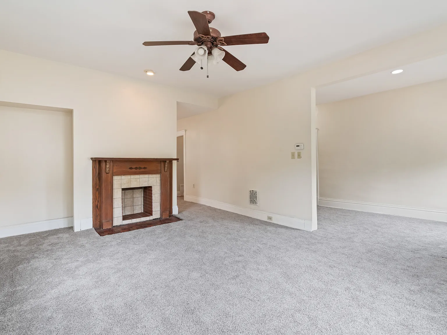 Beautiful two bedroom one bath duplex — Photo 3