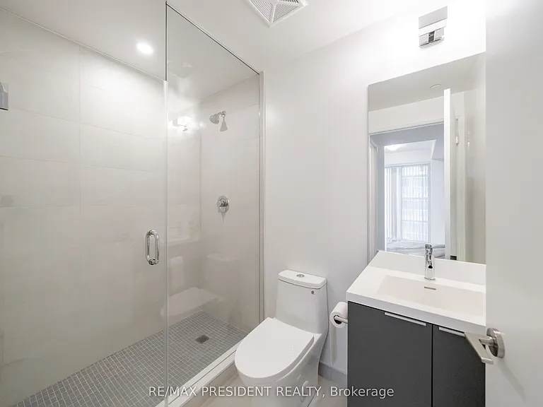 400 King St W #610 — Photo 3