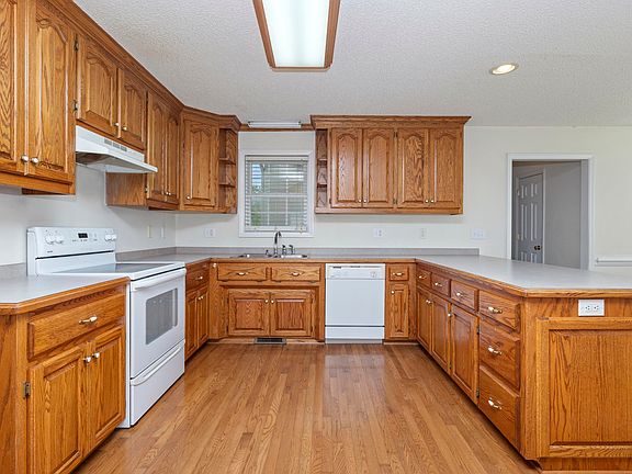 4th image of 24 Courtney Ln