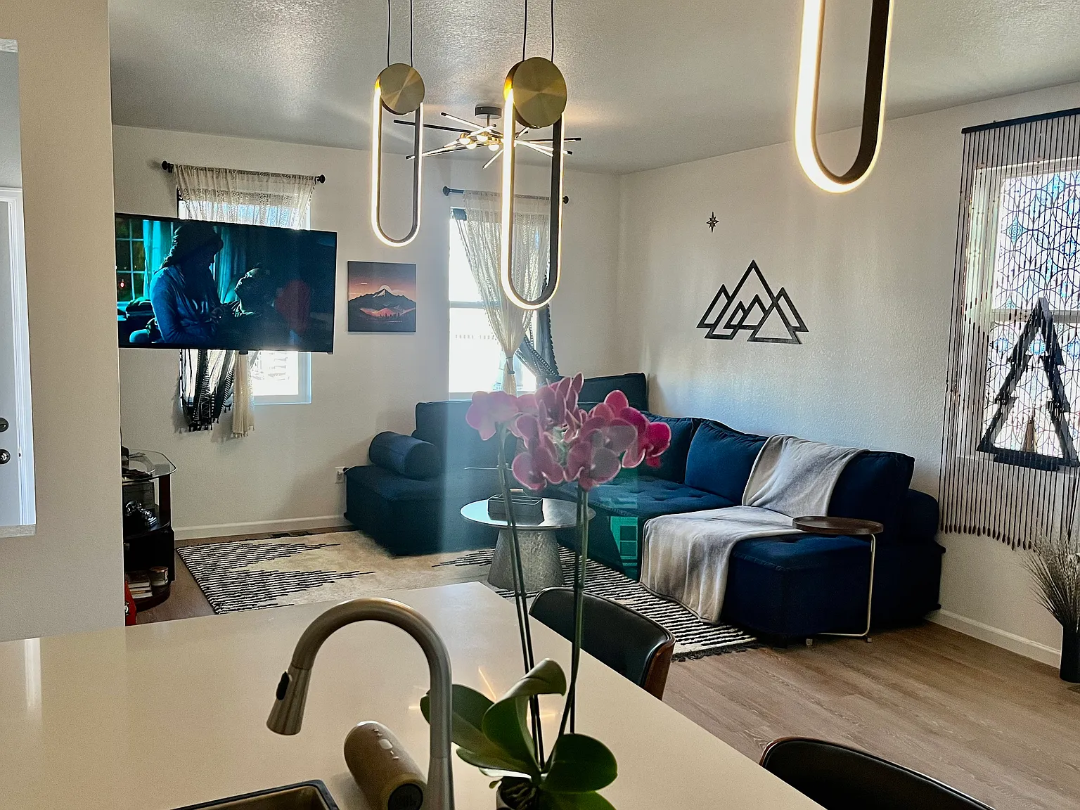 3 bed, 2500 sqft, $1,500 — Photo 2
