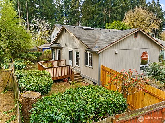 4th image of 3040 Applehill Court NE
