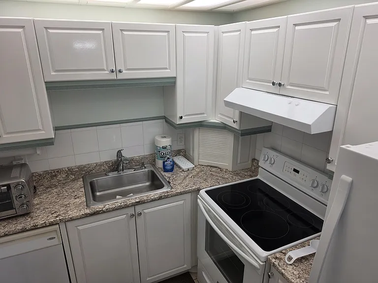 15 Markham Cres #A — Photo 6