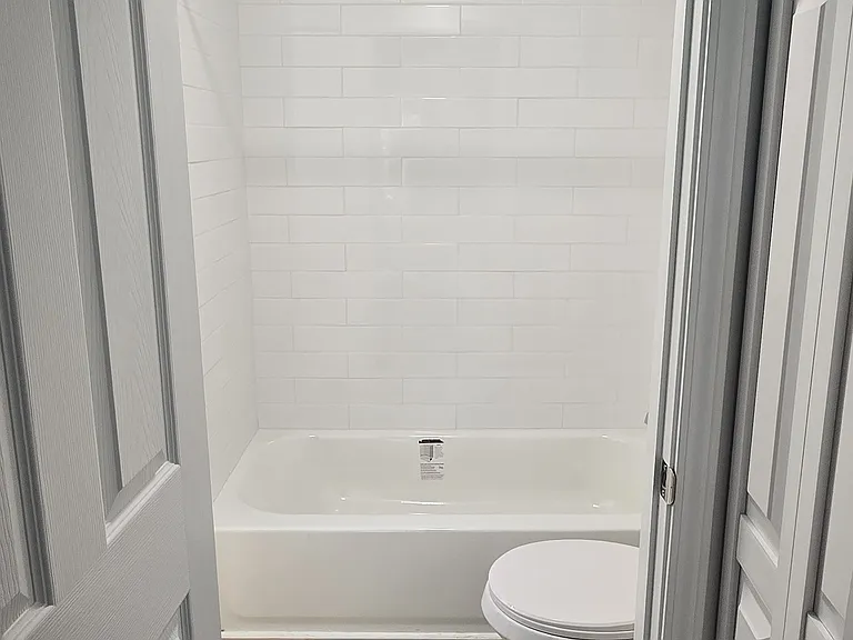 Full washroom tub