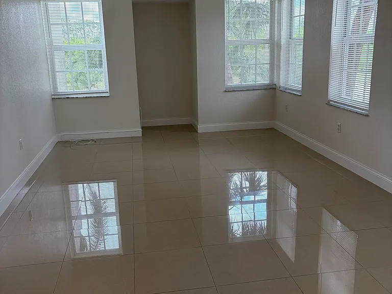 1110 Belmont Pl — Photo 4