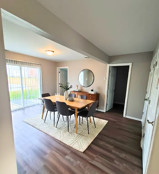 Owens Lake Commons Apartments & Townhomes — Photo 94