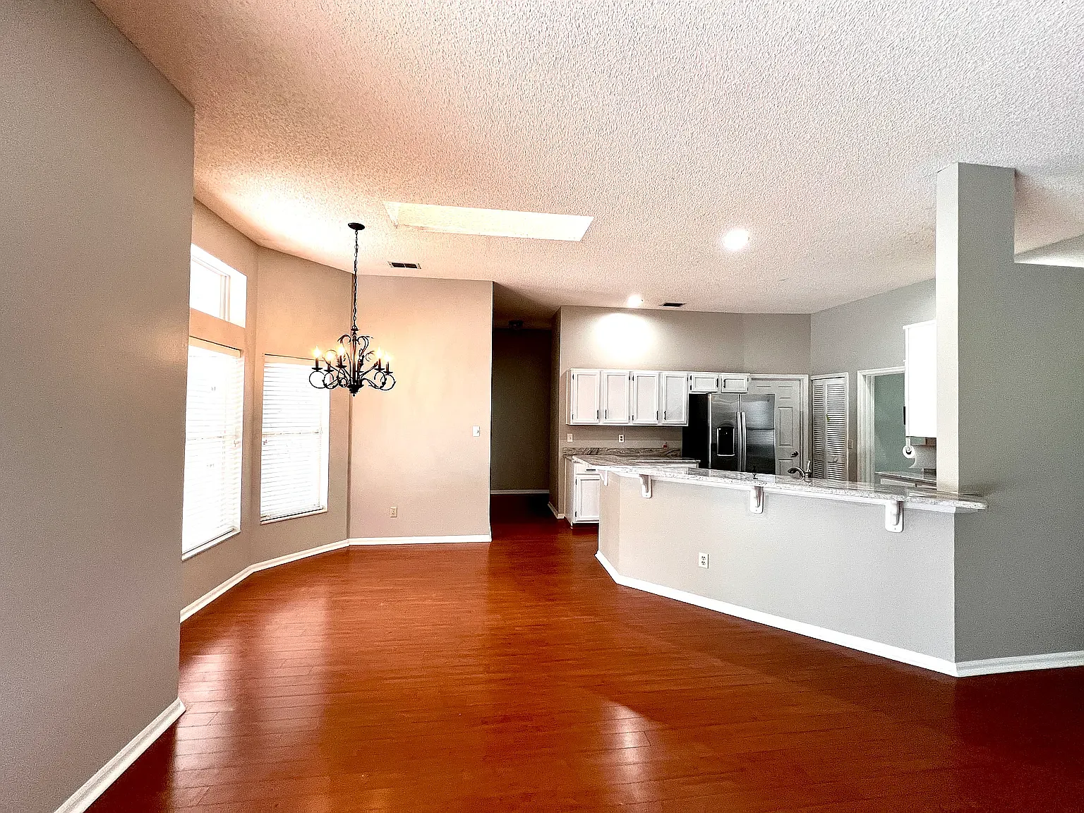 4 bed, 2328 sqft, $3,000 — Photo 4