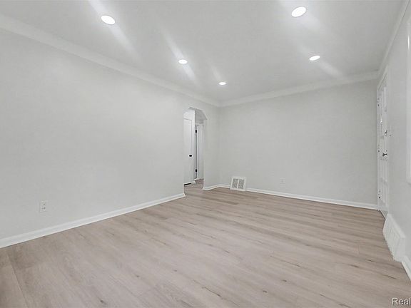 5th image of 7645 Evergreen Ave