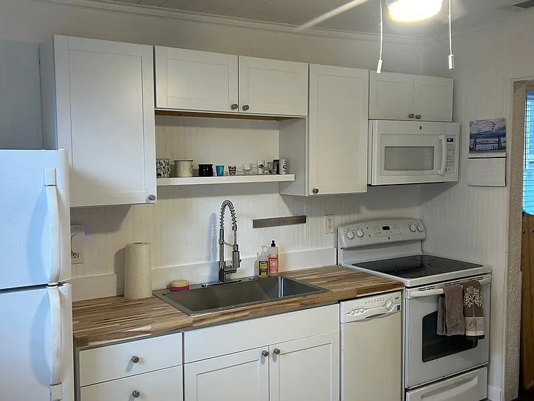520 E Hall Ln — Photo 3