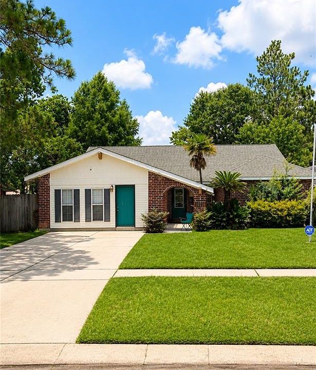 1st image of 402 Longleaf Dr