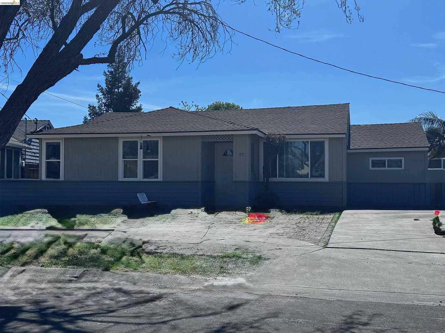 27 Robinson Ave photo 1
