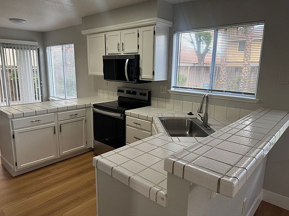 5th image of 2776 Woodmont Dr