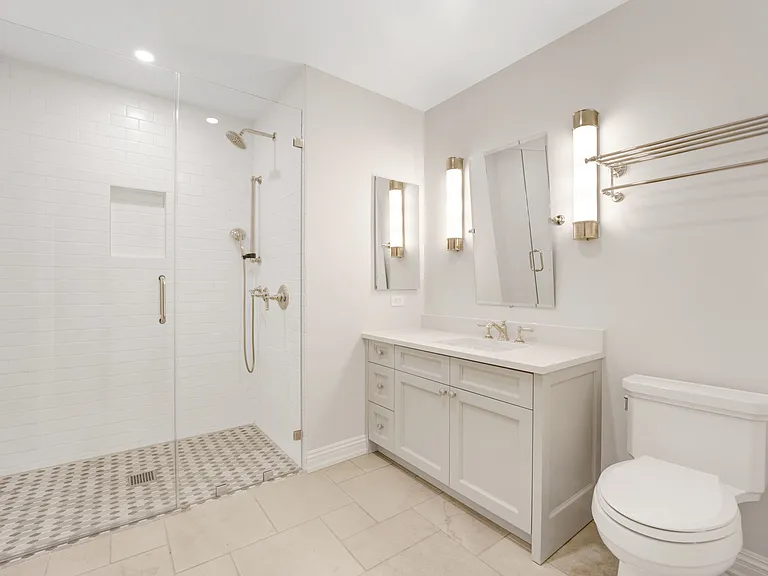 105 W Chestnut St — Photo 19