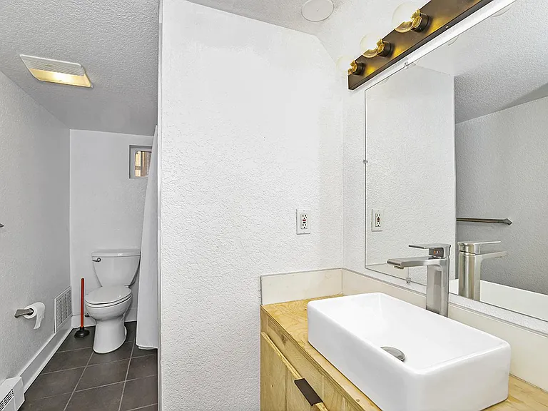 536 N Logan St #B — Photo 10