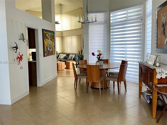 5th image of 1040 Sandalwood Ln