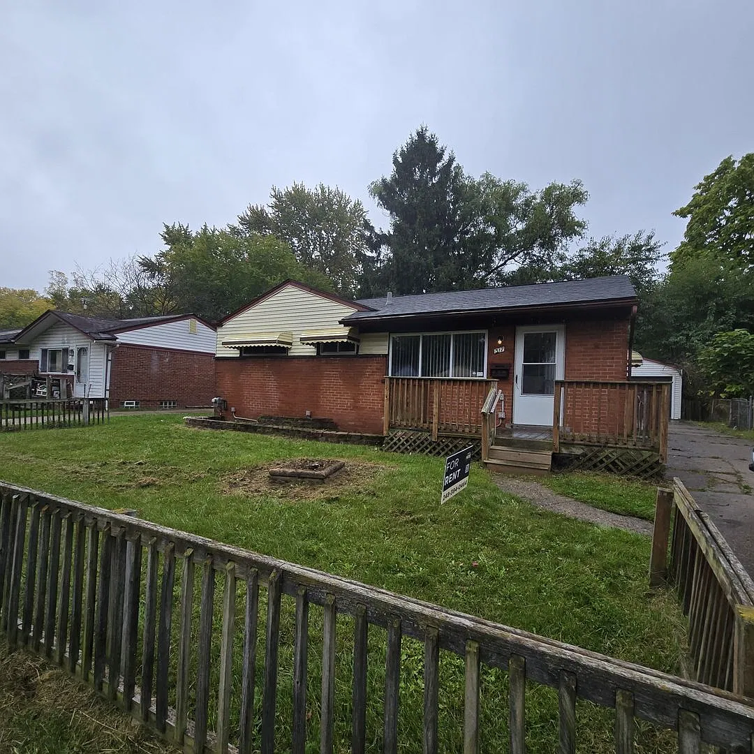 Lovely 3 Bedroom Pontiac Home — Photo 1